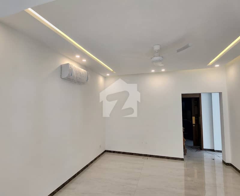 700 Sq Yd Brand New Triple Storey Designer Luxury House — photo 3