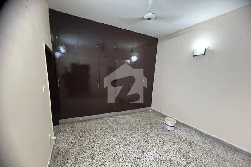 Prime Location Beautiful 666 Sq Yd House — photo 3