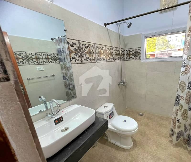 Prime Location 1 Kanal 5 Bedroom House — photo 2