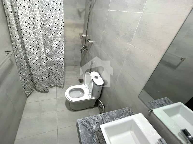 Prime Location 1 Kanal 5 Bedroom House — photo 3