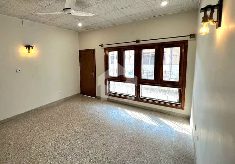 Prime Location 1 Kanal 5 Bedroom House — photo 4